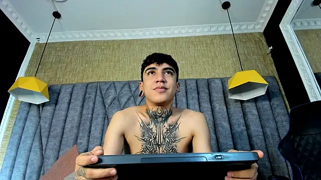 Snapshot of SantiOlsen chatting on 10-21-25, 11:44 SantiOlsen online show from 10-21-25, 11:44