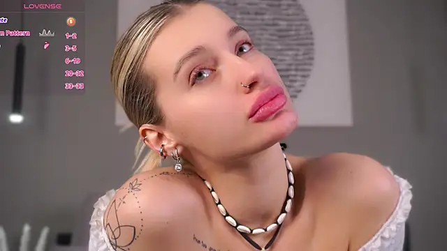 Snapshot of buvei chatting on 02-12-26, 01:17 buvei online show from 02-12-26, 01:17