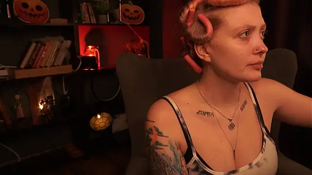 Kiki shay online show from 10-31-25, 01:12