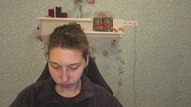 CuteEllii online show from 12-19-25, 05:25