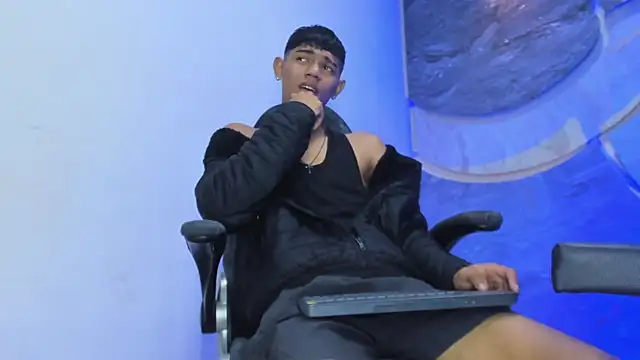 Sex Boy 33  online show from 11-24-25, 04:56