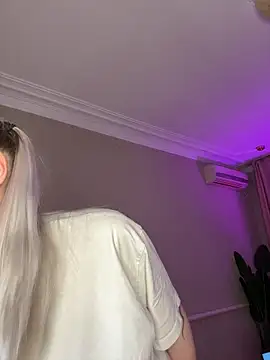 Snapshot of HugeBoobsAlice chatting on 12-19-25, 05:03 HugeBoobsAlice online show from 12-19-25, 05:03