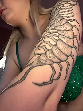 Snapshot of HugeBoobsAlice chatting on 01-07-26, 05:21 HugeBoobsAlice online show from 01-07-26, 05:21