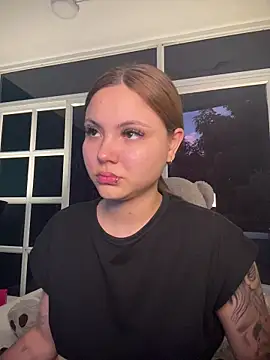 Snapshot of Beella1_ chatting on 11-19-25, 11:32 Beella1 online show from 11-19-25, 11:32