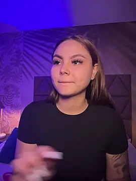 Snapshot of Beella1_ chatting on 11-20-25, 11:32 Beella1 online show from 11-20-25, 11:32