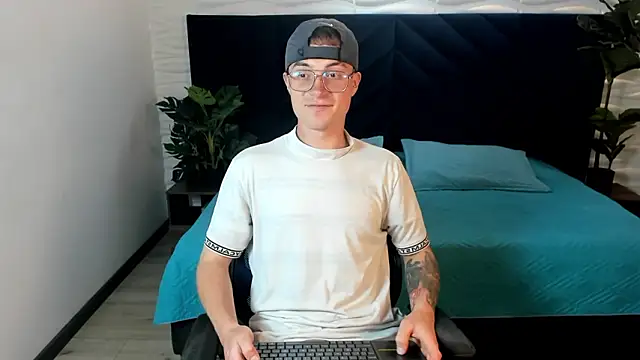 Snapshot of Lil_James chatting on 02-04-26, 08:03 Lil James online show from 02-04-26, 08:03