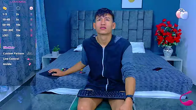 Nicolas Torres  online show from 10-22-25, 06:57