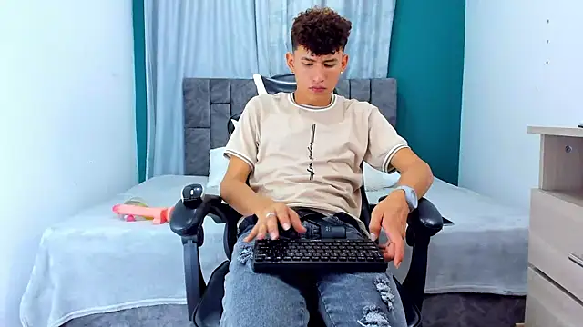 Nicolas Torres  online show from 11-20-25, 04:34