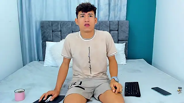 Nicolas Torres  online show from 11-30-25, 06:28