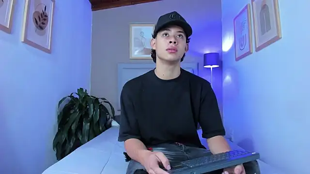 ApoloRicci online show from 10-27-25, 07:18