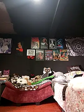 Isis Bathory online show from 10-24-25, 04:03