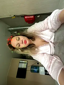  GloriaLowe  online show from 10-28-25, 07:23