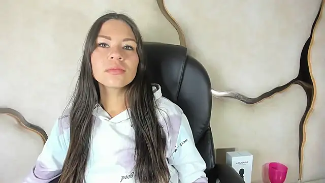 Gianna Johnson online show from 12-17-25, 03:34