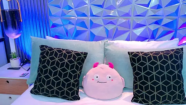 AdelineJhones online show from 04-06-26, 02:18