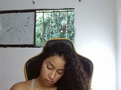 Snapshot of emily_stars1 chatting on 12-04-25, 07:44 emily stars1 online show from 12-04-25, 07:44