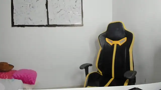 Snapshot of emily_stars1 chatting on 12-17-25, 06:30 emily stars1 online show from 12-17-25, 06:30