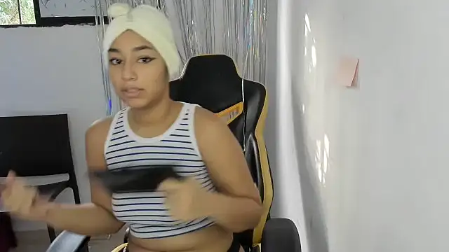 Snapshot of emily_stars1 chatting on 12-22-25, 09:01 emily stars1 online show from 12-22-25, 09:01