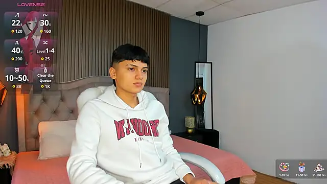 Snapshot of Maxii18_ chatting on 10-27-25, 01:37 Maxii18  online show from 10-27-25, 01:37