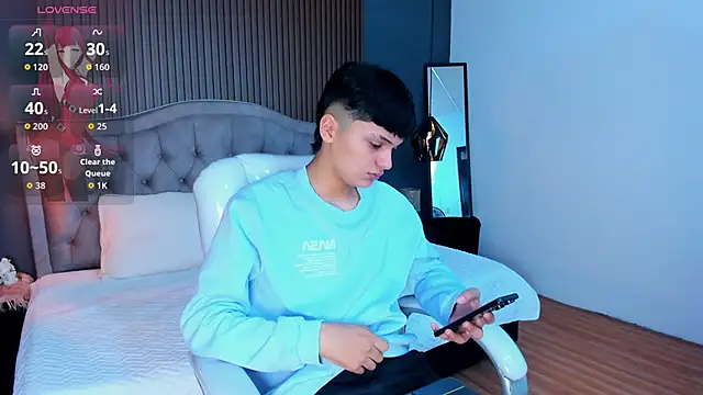 Snapshot of Maxii18_ chatting on 10-28-25, 01:47 Maxii18  online show from 10-28-25, 01:47