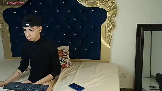 Sebastian Reed online show from 10-29-25, 04:26