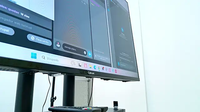 Stacy London online show from 11-23-25, 08:19