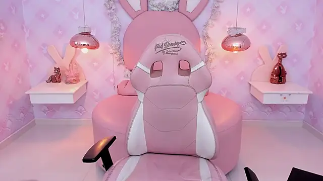 SofhiCute online show from 11-17-25, 01:50