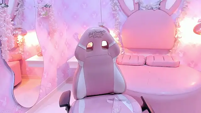 SofhiCute online show from 12-18-25, 11:49