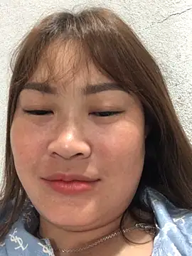 Snapshot of bombom1x chatting on 10-28-25, 03:47 bombom1x online show from 10-28-25, 03:47