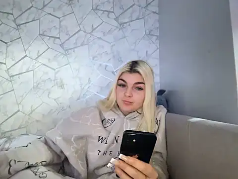 rosie-hipstergal online show from 11-04-25, 01:32