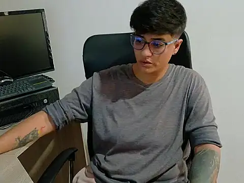 Snapshot of zarek_boston chatting on 12-17-25, 11:27 zarek boston online show from 12-17-25, 11:27