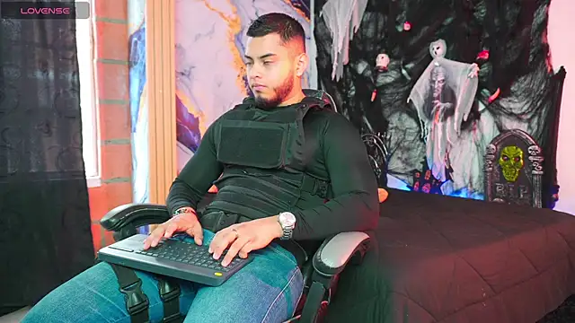 Snapshot of Tiler_wolker chatting on 10-31-25, 07:48 Tiler wolker online show from 10-31-25, 07:48