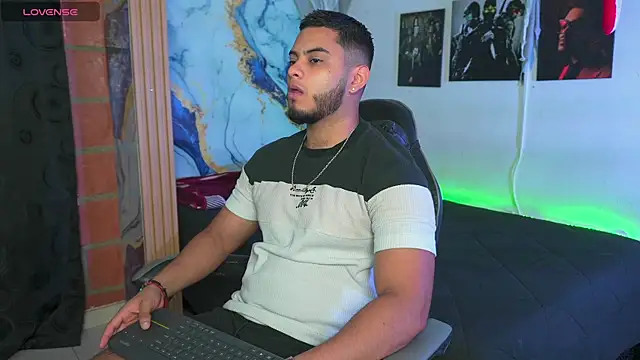 Snapshot of Tiler_wolker chatting on 11-12-25, 10:30 Tiler wolker online show from 11-12-25, 10:30