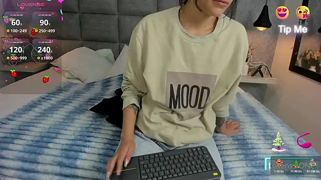 Luna Bella3 online show from 12-23-25, 10:57