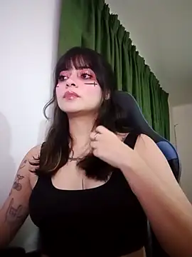 Snapshot of Annagoth_ chatting on 11-14-25, 05:06 Annagoth online show from 11-14-25, 05:06