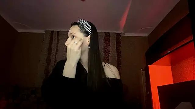 Poly Falkony online show from 10-28-25, 03:04