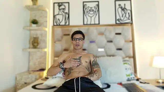 Snapshot of Andrew_Haalls chatting on 11-30-25, 09:30 Andrew Haalls online show from 11-30-25, 09:30