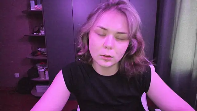 sophia lix online show from 11-24-25, 04:12