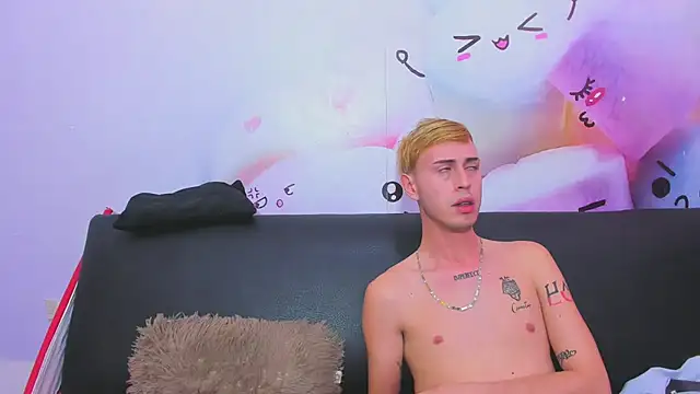 In my room anything goes online show from 12-01-25, 04:17