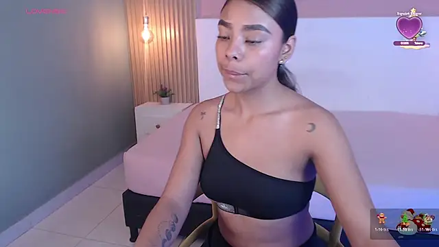 Snapshot of SoffiaDams2 chatting on 11-25-25, 11:43 SoffiaDams2 online show from 11-25-25, 11:43