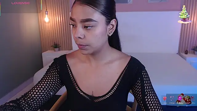 Snapshot of SoffiaDams2 chatting on 11-27-25, 12:07 SoffiaDams2 online show from 11-27-25, 12:07