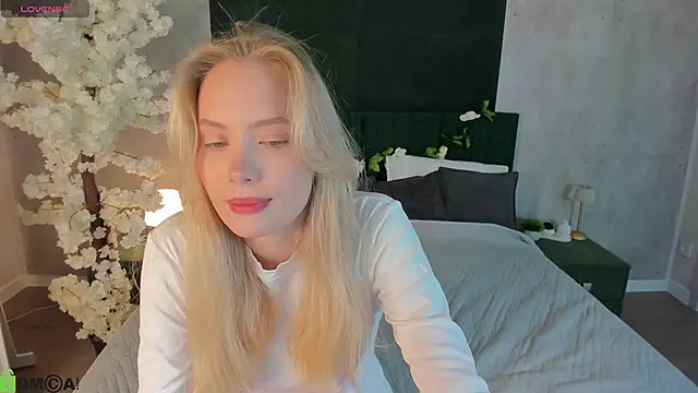 Melanie Ryer online show from 12-17-25, 10:38