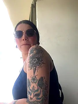 Gaby parker2 online show from 10-28-25, 03:04