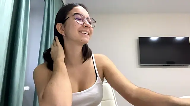 Snapshot of Allisgree chatting on 11-18-25, 08:30 Allisgree online show from 11-18-25, 08:30