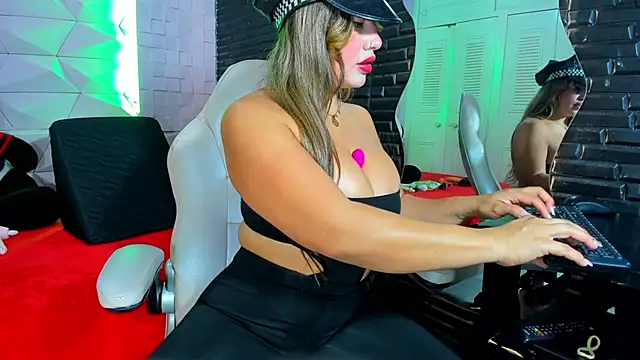 Snapshot of ChanellBrad chatting on 12-18-25, 01:50 ChanellBrad online show from 12-18-25, 01:50