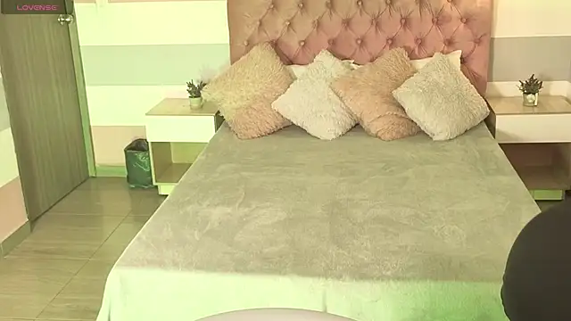 samantaortega   online show from 11-12-25, 12:16