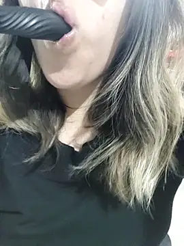 Snapshot of Camilu23 chatting on 10-29-25, 08:54 Camilu23 online show from 10-29-25, 08:54