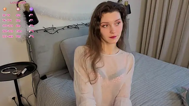 Snapshot of LauraYoungg chatting on 12-19-25, 09:33 LauraYoungg online show from 12-19-25, 09:33