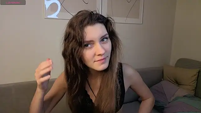 Snapshot of LauraYoungg chatting on 02-22-26, 09:02 LauraYoungg online show from 02-22-26, 09:02