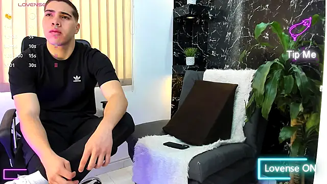 Snapshot of Juna_mejia01 chatting on 10-31-25, 01:23 Juna mejia01 online show from 10-31-25, 01:23