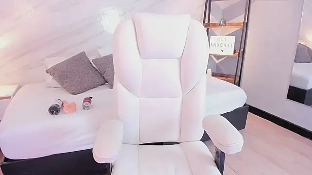 Snapshot of leo_and_mia chatting on 12-16-25, 12:32 leo and mia online show from 12-16-25, 12:32